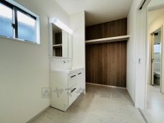 三面鏡つき洗面台。収納も一体型になっているので、ドライヤーやヘアアイロンの置き場に困りませんね。