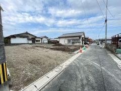 前面道路は私道東側約3.27ｍ。 車通りが少ないため小さなお子様がいるご家庭でも安心です＾＾