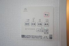 雨の日の洗濯も安心できる浴室暖房乾燥機付き浴室。リモコンで操作もボタン1つで簡単。 浴室暖房乾燥機には、暖房、乾燥、涼風、換気の4つの機能が付いています。タイマー付きです。