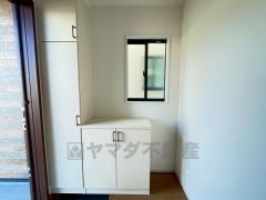 たっぷり収納できるシューズボックスです。家族全員の靴がきれいに整頓できます。棚の上にお花や写真を飾っても良いですね。