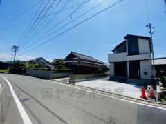 新原駅徒歩4分。コンビニまで徒歩4分。西鉄バス「新原」停まで徒歩4分。カースペースは停めやすい並列駐車2台付き。