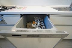 家事の時間が短縮できる食器洗浄乾燥機付。後片付けもラクラクです。 食器を洗う手間が減るので家族とのコミュニケーションの時間や自分の時間が増えますね。