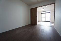 リビングに隣接する洋室。