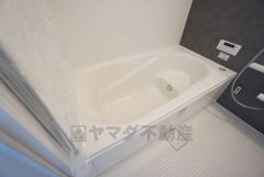 1日の疲れを癒すくつろぎのバスルーム。足を伸ばしてもゆったりと入れるサイズです。お子様と一緒にお風呂に入っても狭くないですね^^