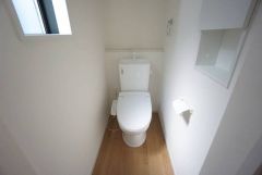 温水洗浄機付トイレです。節水機能もあるので、安心して使えますね。もちろん、1階2階の2ヶ所にトイレがあるので、忙しい朝にもゆとりができますね。