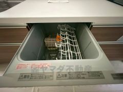 家事の時間が短縮できる食器洗浄乾燥機付。後片付けもラクラクです。 食器を洗う手間が減るので家族とのコミュニケーションの時間や自分の時間が増えますね。