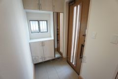 同仕様写真。たっぷり収納できるシューズボックスです。家族全員の靴がきれいに整頓できます。棚の上にお花や写真を飾っても良いですね。