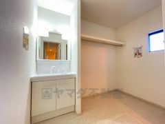 三面鏡つき洗面台。収納も一体型になっているので、ドライヤーやヘアアイロンの置き場に困りませんね。