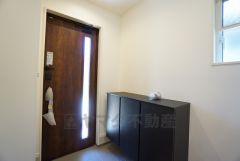 たっぷり収納できるシューズボックスです。家族全員の靴がきれいに整頓できます。棚の上にお花や写真を飾っても良いですね。