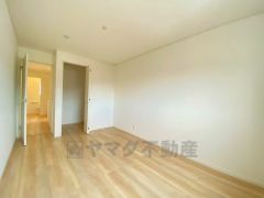 木目調のシンプルデザインで落ち着きと安らぎの空間に仕上げています。各部屋に収納が完備されているので、お荷物が多くなっても安心の設計です。