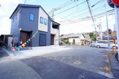 前面道路は約6ｍと駐車もスムーズにできます＾＾宇美小学校まで徒歩14分。宇美中学校まで徒歩8分とお子様の通学が安心です＾＾