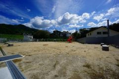 敷地内には遊具もある公園があり、お子様がのびのびと遊べます。 柵が設けられているので、安心ですね＾＾