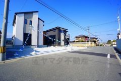 前面道路は公道東側約6.6ｍ、北西側約11.2ｍ。