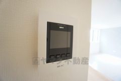 防犯性もばっちり、TVモニター付きインターフォン完備。大きなモニターで玄関先を確認できます。録画機能が付いているので不在時の訪問者も確認できて安心です^^