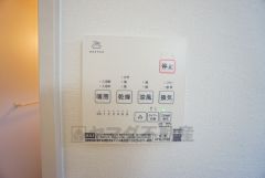 雨の日の洗濯も安心できる浴室暖房乾燥機付き浴室。リモコンで操作もボタン1つで簡単。 浴室暖房乾燥機には、暖房、乾燥、涼風、換気の4つの機能が付いています。タイマー付きです。