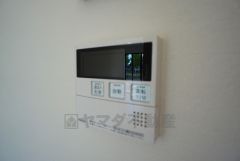 給湯器リモコンはキッチン横からボタンひとつで操作が楽々。通話ボタン付きでお子様とも会話ができて安心です。