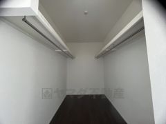 収納力豊富なウォークインクローゼット付き。洋服や小物などを1箇所にまとめて美しい収納を実現します。