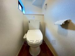 ウォシュレット付トイレです。節水機能もあるので、安心して使えますね。もちろん、1階2階の2ヶ所にトイレがあるので、忙しい朝にもゆとりができますね。