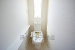 温水洗浄機付トイレです。節水機能もあるので、安心して使えますね。