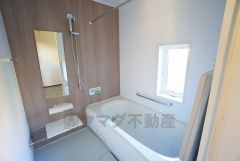 1日の疲れを癒すくつろぎのバスルーム。足を伸ばしてもゆったりと入れるサイズです。お子様と一緒にお風呂に入っても狭くないですね^^