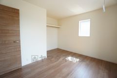 住む人のこだわりを活かす洋室＾＾日当たりがよく、寝室としての利用もおすすめ。