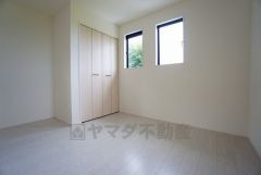 明るい洋室です。ナチュラル色のフローリングで開放的な優しい雰囲気になっています＾＾ベッドや机、ＴＶを置いてもゆとりのある広さです。