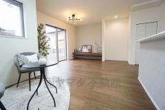 大きな窓のあるリビングは、陽光あふれる明るい空間です。居心地良く、ご家族皆がゆったりくつろげる憩いの空間となりそうです。