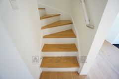 ご年配の方でも安心できる、手すり付き階段です＾＾段差も低めで設定されてますので安全性にも優れてますね＾＾