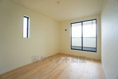 住む人のこだわりを活かす洋室＾＾日当たりがよく、寝室としての利用もおすすめ。広めのクローゼットもあり荷物もすっきり片付けれ、ゆとりのある暮らしが出来ます＾＾