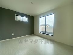 シューズインクローゼットも完備されており、玄関収納も問題ありません。棚の上にお花など飾ってインテリアも楽しめますね。