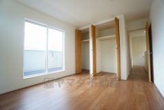 住む人のこだわりを活かす洋室＾＾日当たりがよく、寝室としての利用もおすすめ。広めのクローゼットもあり荷物もすっきり片付けれ、ゆとりのある暮らしが出来ます＾＾