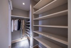 土間収納はコートをかけることが出来るハンガーパイプ付き。靴もたっぷり収納できます＾＾