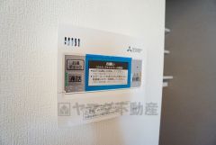 給湯器リモコンはキッチン横からボタンひとつで操作が楽々。通話ボタン付きでお子様とも会話ができて安心です。