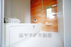 1日の疲れを癒すくつろぎのバスルーム。足を伸ばしてもゆったりと入れるサイズです。お子様と一緒にお風呂に入っても狭くないですね^^