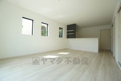 同仕様写真。リビングは広々とした設計で、家族が集い、寛ぐ暮らしの空間を演出しています。