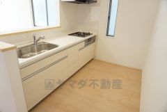 同仕様写真。対面式カウンターキッチンでお子様の様子が見守れます。カウンタートップは耐熱性に優れており、日ごろのお掃除もふき取るだけでＯＫ。