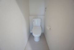 温水洗浄機付トイレです。節水機能もあるので、安心して使えますね。