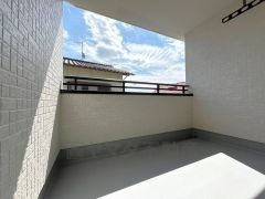 幅広のインナーバルコニーは多少の雨でも洗濯物を守ってくれ、家事を助けてくれること間違いなし。眩しすぎる日差しも和らげます。