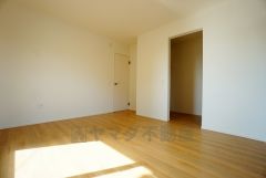 同仕様写真。住む人のこだわりを活かす洋室＾＾日当たりがよく、寝室としての利用もおすすめ。広めのクローゼットもあり荷物もすっきり片付けれ、ゆとりのある暮らしが出来ます＾＾