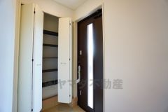 たっぷり収納できるシューズボックスです。家族全員の靴がきれいに整頓できます。棚の上にお花や写真を飾っても良いですね。