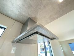 調理により発生する油煙や臭いを吸い込み、屋外へ排気してくれます。