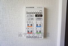雨の日の洗濯も安心できる浴室暖房乾燥機付き浴室。リモコンで操作もボタン1つで簡単。 浴室暖房乾燥機には、暖房、乾燥、涼風、換気の4つの機能が付いています。タイマー付きです。