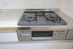 3種類の料理が同時に調理できる、3口ガスコンロ。忙しい夕食の支度時間が短縮できて効率よくお料理が楽しめます。