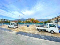 前面道路は前面道路は公道西側約4ｍ。