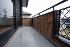 テーブルとイスを置いてカフェタイムや日光浴、星を眺めたりも良いですね^^