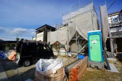 車スペースはゆとりある3台分を確保。マイカー用に、お客さま用に、余裕を持ってご利用いただけます。