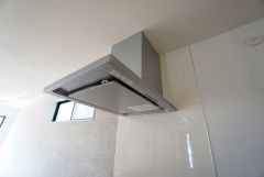 調理により発生する油煙や臭いを吸い込み、屋外へ排気してくれます。