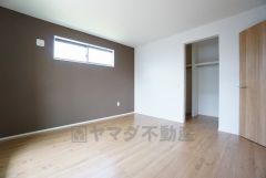 住む人のこだわりを活かす洋室＾＾日当たりがよく、寝室としての利用もおすすめ。広めのクローゼットもあり荷物もすっきり片付けれ、ゆとりのある暮らしが出来ます＾＾