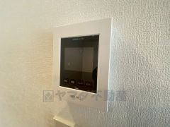 防犯性もばっちり、TVモニター付きインターフォン完備。大きなモニターで玄関先を確認できます。録画機能が付いているので不在時の訪問者も確認できて安心です^^