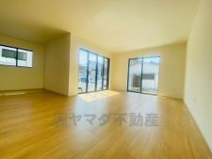 窓ガラスは日射熱や紫外線を大幅にカットできる遮熱Low-e複層ガラスを採用し良質な室内環境と冷暖房負担の軽減を実現します。